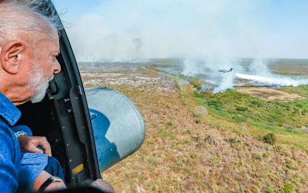 Presidente Lula sobrevoa áreas incendiadas em Corumbá (MS), no final de julho | Ricardo Stuckert / PR