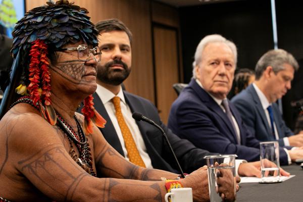 (E-D) Liderança indígena Juarez Saw na cerimônia para assinatura da portaria declaratória da TI Sawré Muybu, ao lado do ministro da Justiça Ricardo Lewandowski (terceiro, à direita) | Robson Alves / Ministério da Justiça