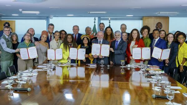 Presidente Lula, ministros e assessores com atos assinados pelo Dia do Meio Ambiente no Palácio do Planalto | Ricardo Stuckert / PR